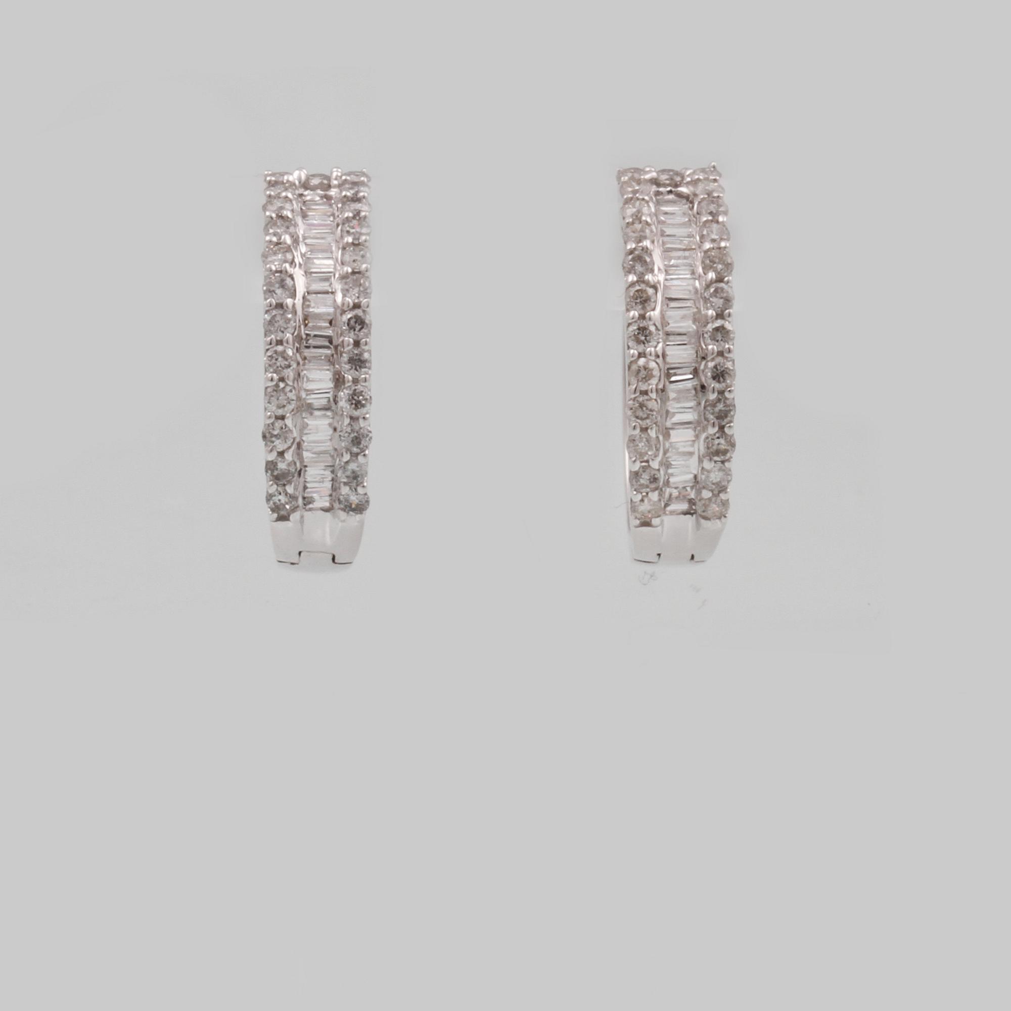 ÖRHÄNGEN, 18K vitguld med briljant och baguettslipade diamanter ca 0.67 ct. Vikt 2,9 gram.