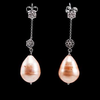 A PAIR OF EARRINGS, brilliant cut diamonds c. 0.50 ct. Drop shaped peach coloured cultivated pearls 11 mm.