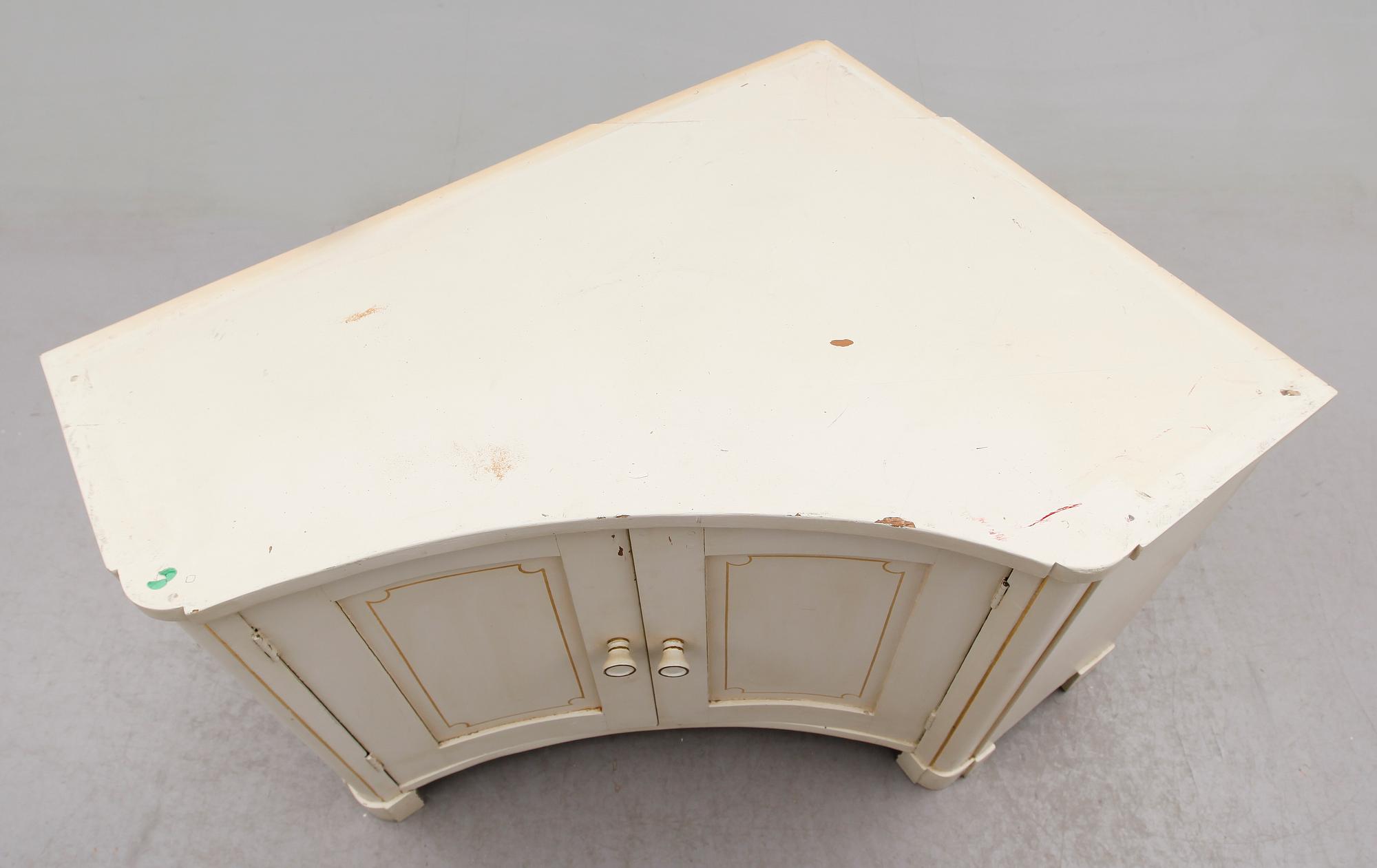 HÖRNSKÅP, 1800-talets andra hälft.