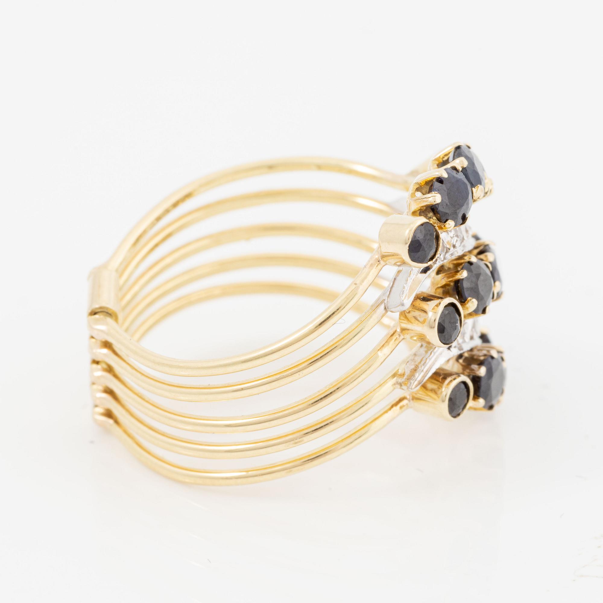 Ring 14K gold with sapphires and diamonds.
