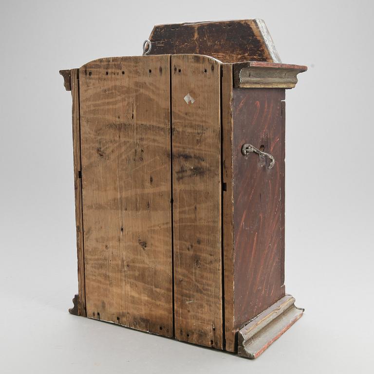 HÄNGSKÅP, allmoge, bär datering 1812.