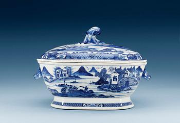 1538. A blue and white tureen with cover, Qing dynasty, Qianlong (1736-95).