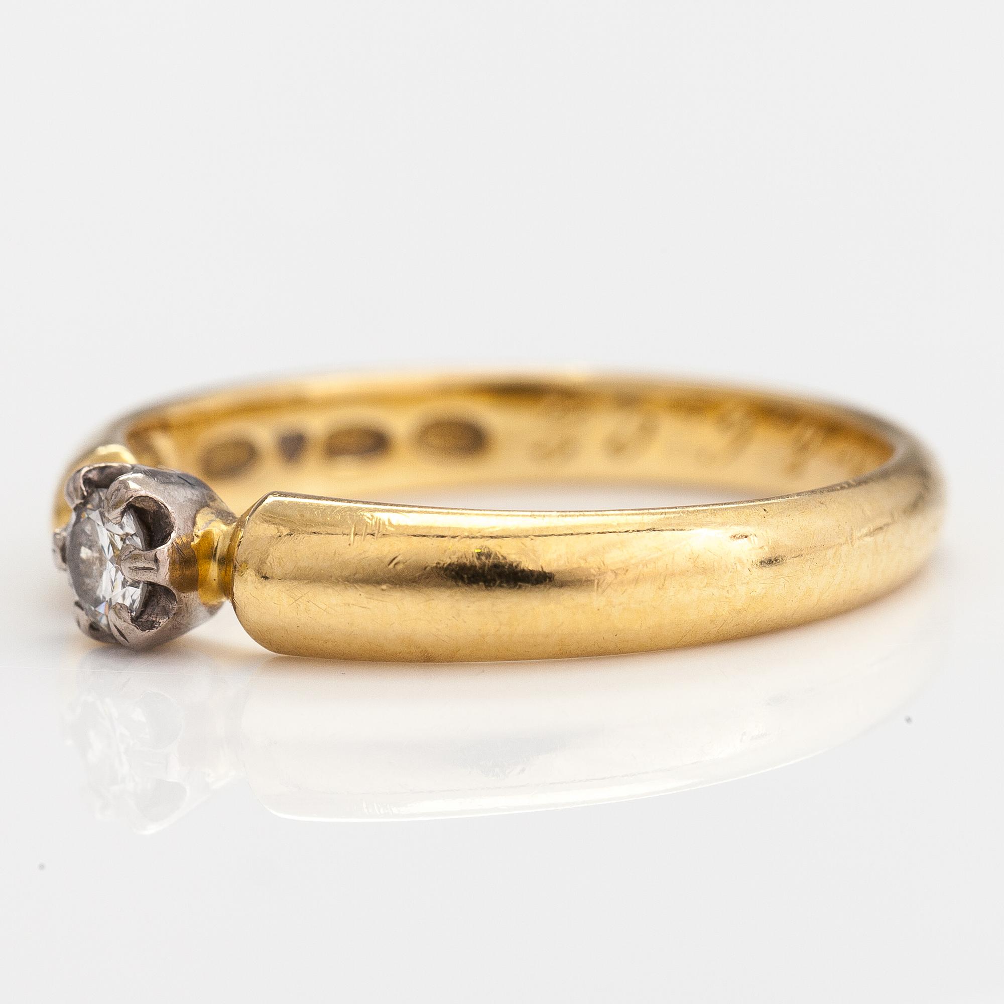 An 18K gold ring with a ca. 0.10 ct diamond. Finland 2000.