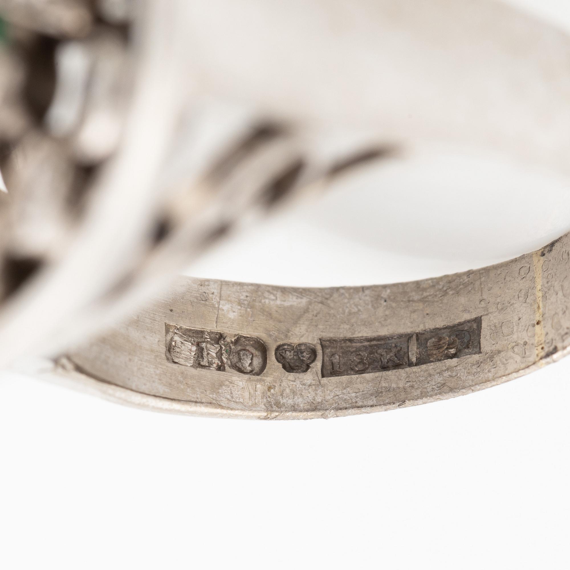 Ring, 18K white gold with an emerald-cut emerald and brilliant-cut diamonds.