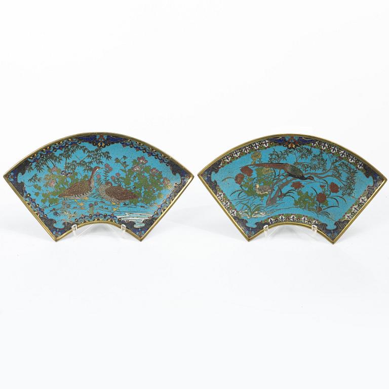 Fat, ett par, cloissoné. Japan, Meiji (1868-1912).