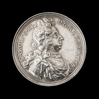 MEDALJ, Karl XI:s död och begravning i Stockholm 1697. Utförd av A. Karlsteen 1697. Silver 4,1 cm 38,5 g.