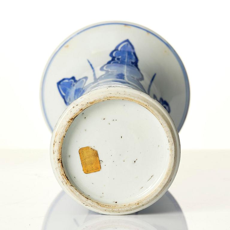 A blue and white Gu shaped vase, Qing dynasty, Kangxi (1662-1722).