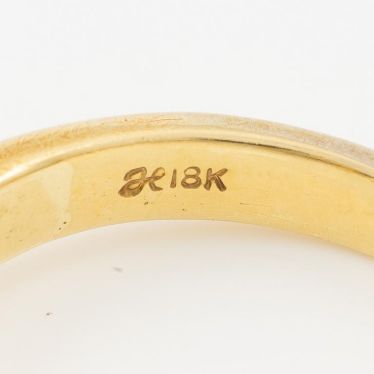 Ring 18K guld med en smaragd samt en droppformad briljantslipad diamant.