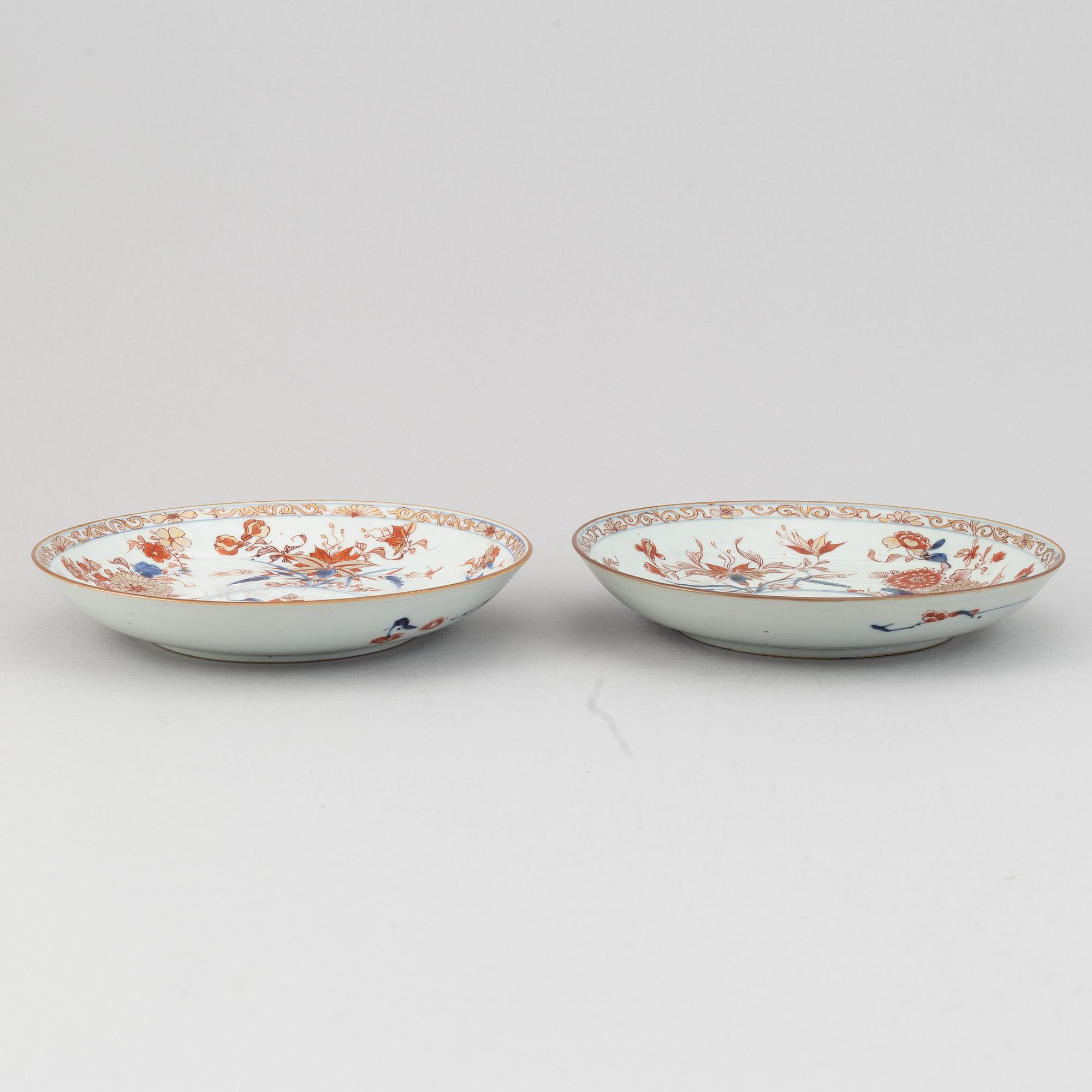 A pair of imari dishes, Qing dynasty, 18th Century.