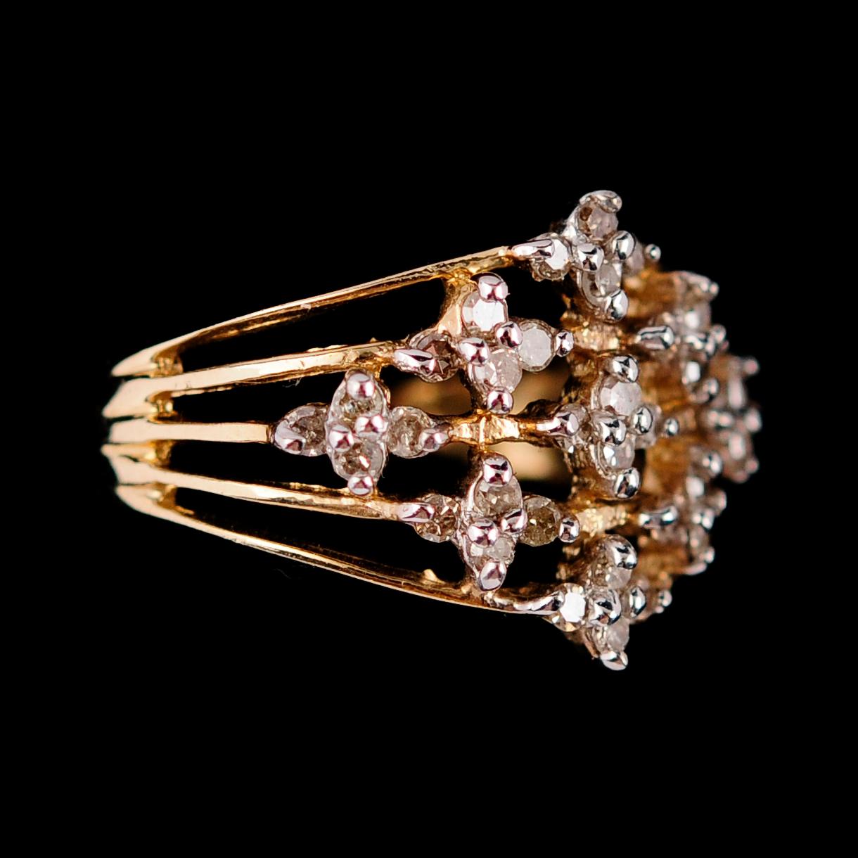 RING, 10 k, med diamanter 0.50 ct. Total vikt ca 4 g.