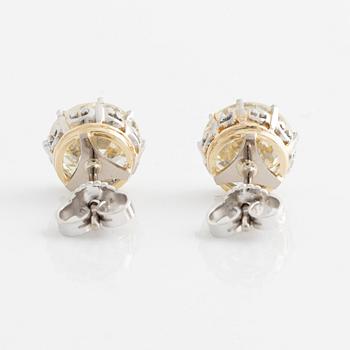 A pair of old brilliant cut diamond earrings ca 2.40 ct och ca 2.70 ct.