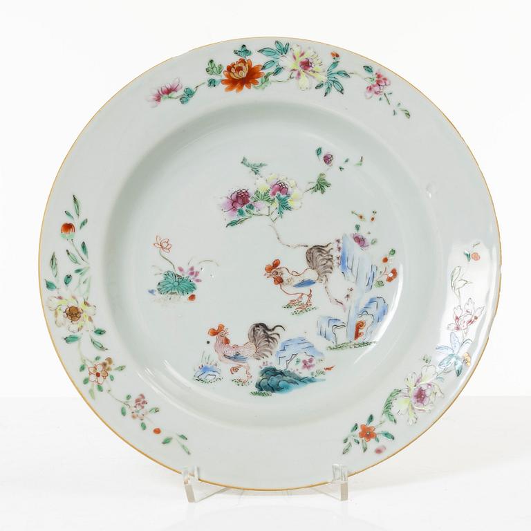 Tallrikar, tre stycken, porslin. Qingdynastin, 1700-tal.