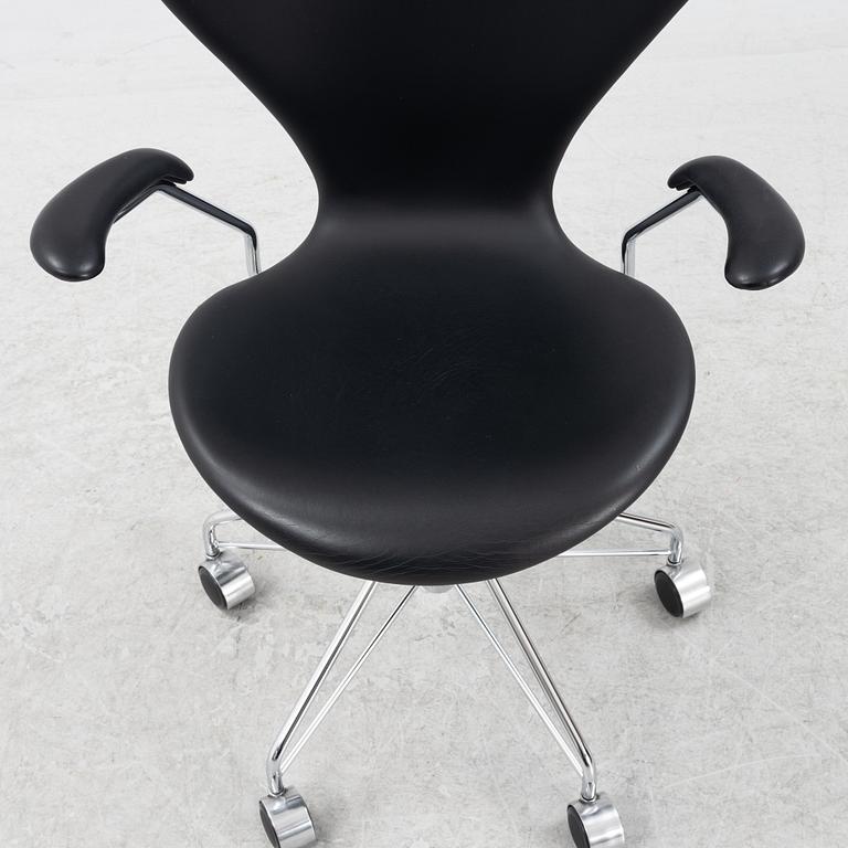 Arne Jacobsen, skrivbordsstol, "Sjuan", Fritz Hansen, daterad 2017.
