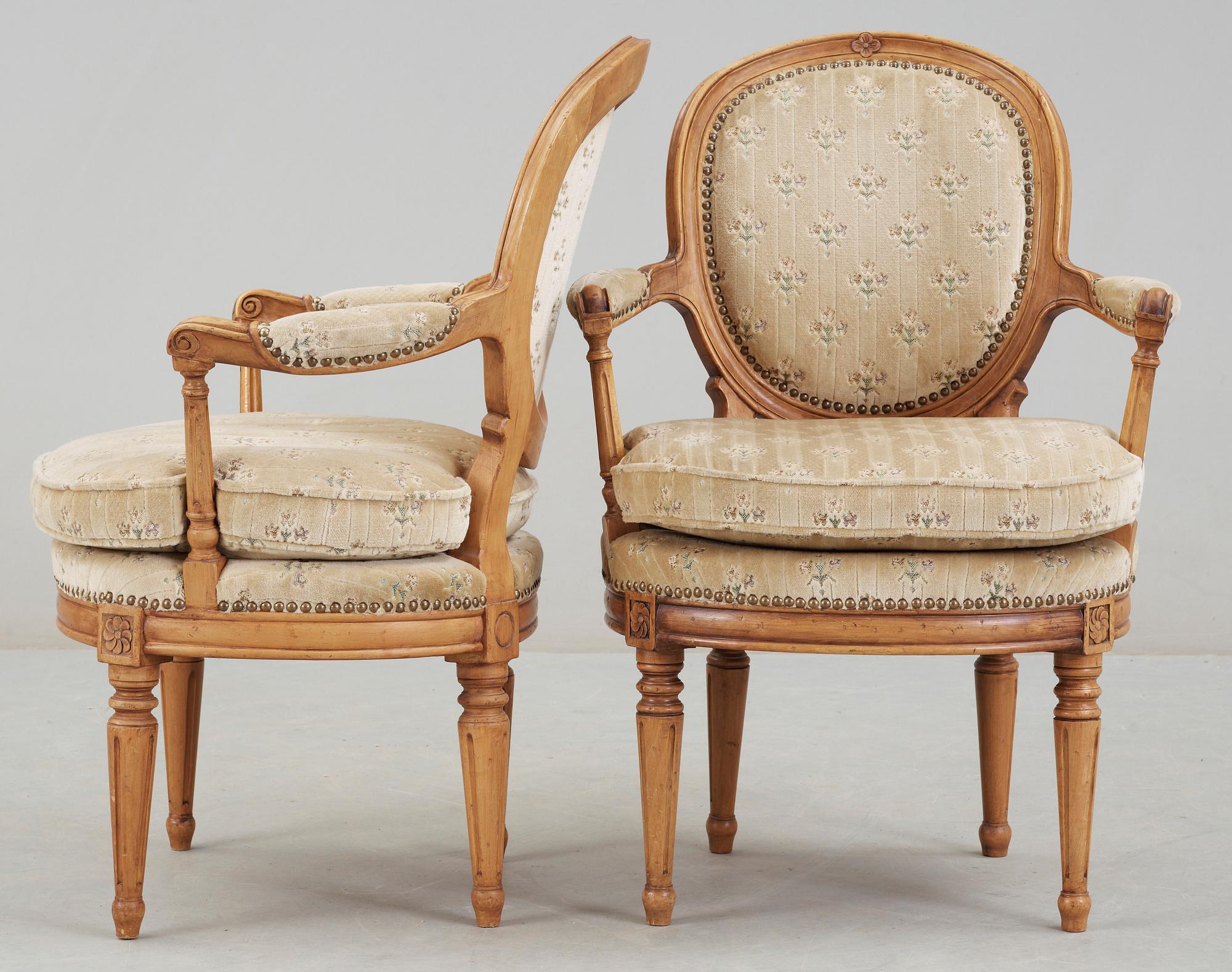 KARMSTOLAR, ett par, Gustaviansk stil, 1900-talets första hälft.