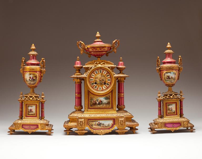 BORDSGARNITYR, 3 delar, Louis XVI-stil, omkring sekelskiftet 1800/1900.