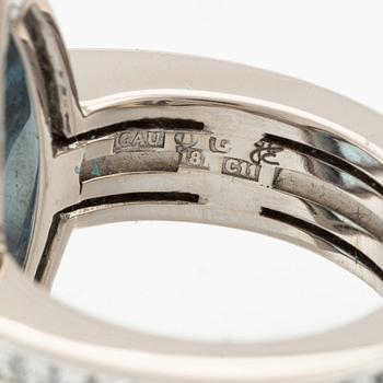 Gaudy ring 18K vitguld med en checkerslipad akvamarin och prinsesslipade diamanter.