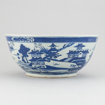 A large blue and white bowl, Qing dynasty, late 19th Century.