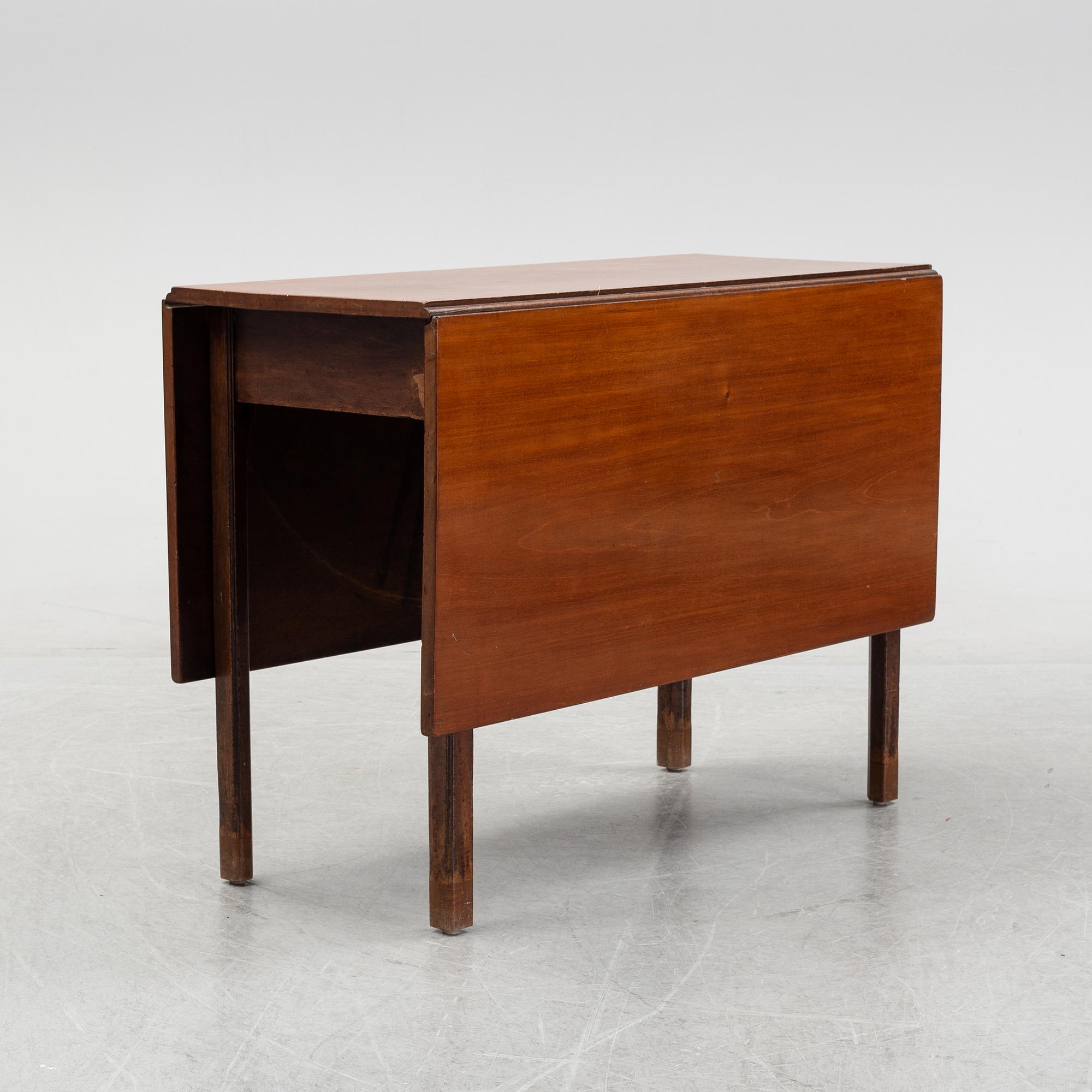 A mahogany gate-legged table, England, around the year 1800.