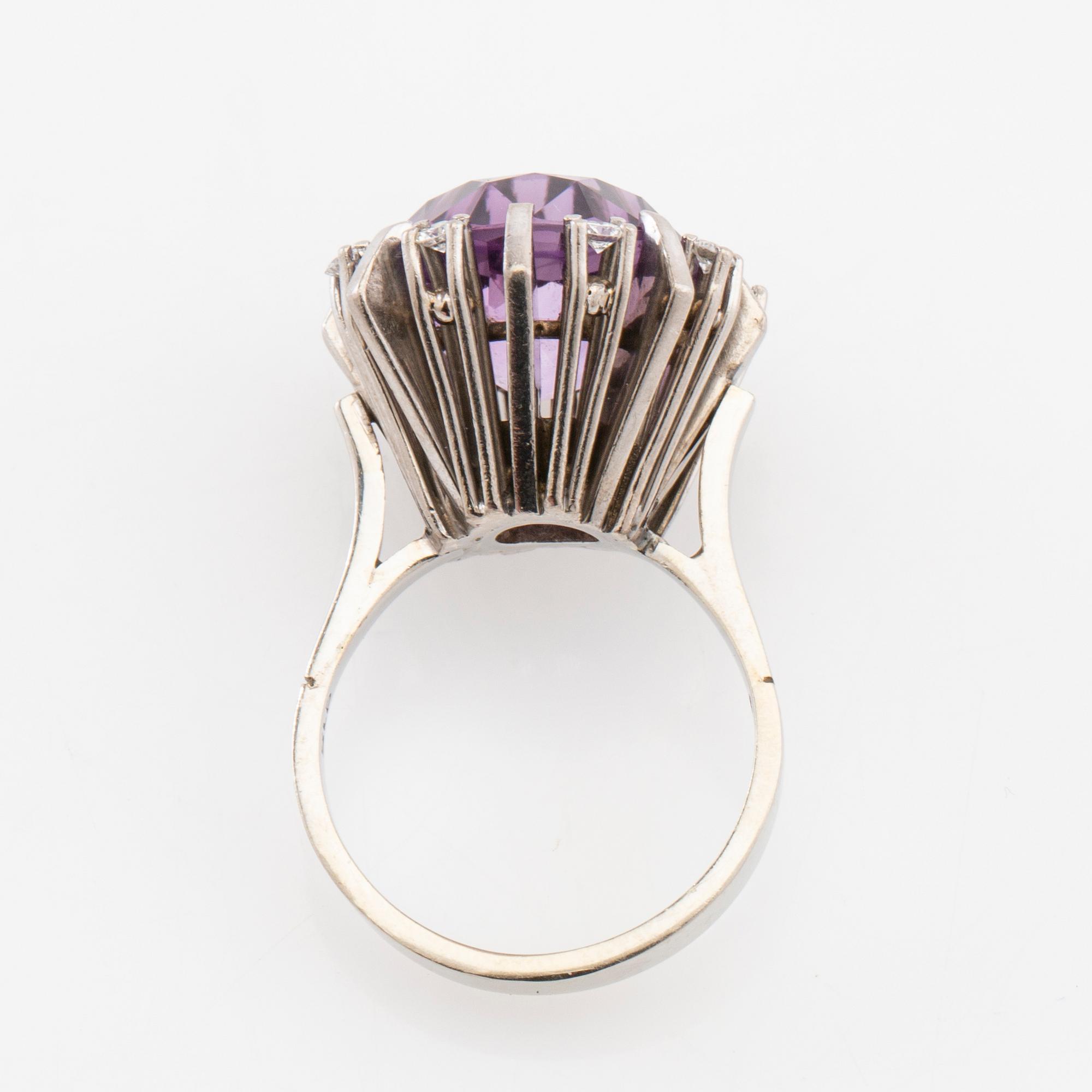 Ring/Cocktailring 14K vitguld med en ovalt fasetterad ametist och runda briljantslipade diamanter.