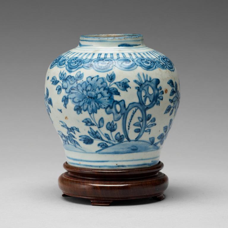 A blue and white jar, Ming dynasty, Wanli (1572-1620).