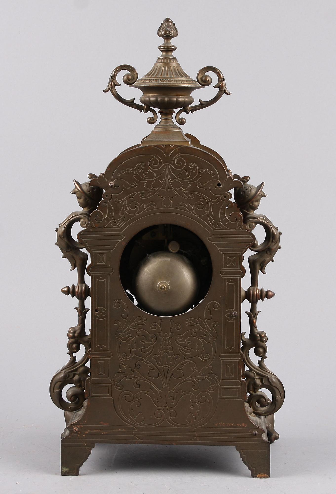 BORDSPENDYL, nyrenässansstil, 1900-talets första hälft.