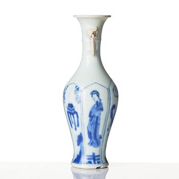 Two blue and white 'lange lisen' vases and a ewer, Qing dynasty, Kangxi (1662-1722).