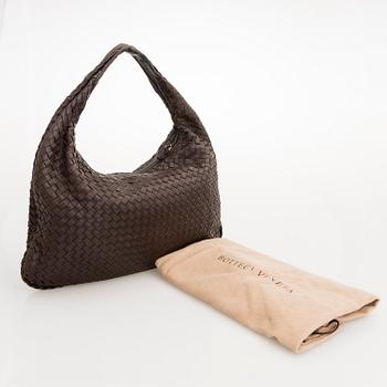 BOTTEGA VENETA, a dark brown leather 'Veneta' bag.