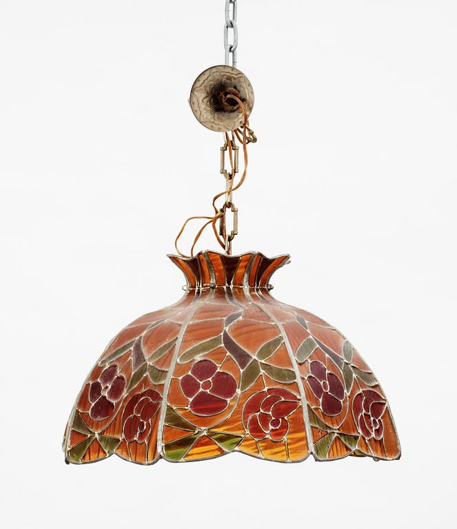 TAKLAMPOR, 2 st, Tiffanystil, 1900-talets andra hälft. Diam 43-46.