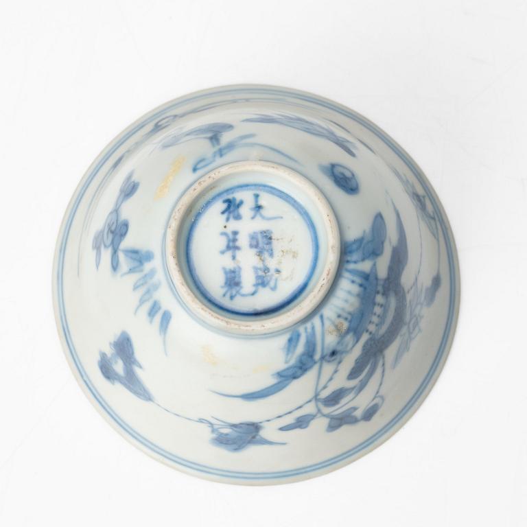 A pair of blue and white cups, Ming dynasty (1368-1644).