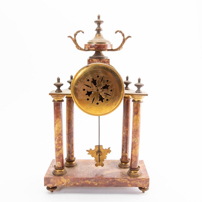 Bordspendyl Louis XVI-stil 1900-talets första hälft.