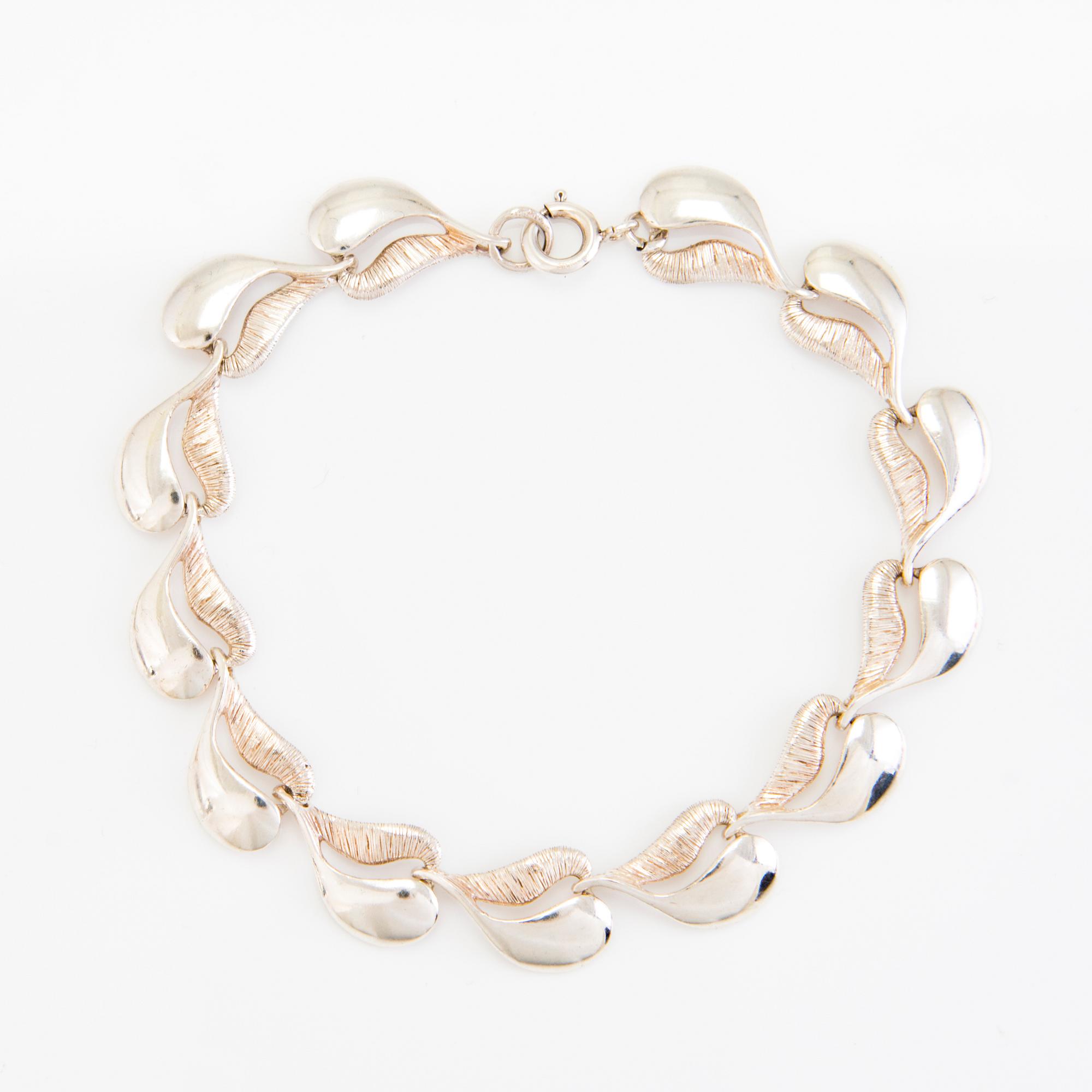 A set of sterling silver necklace and bracelet. Valo-koru, Turku.