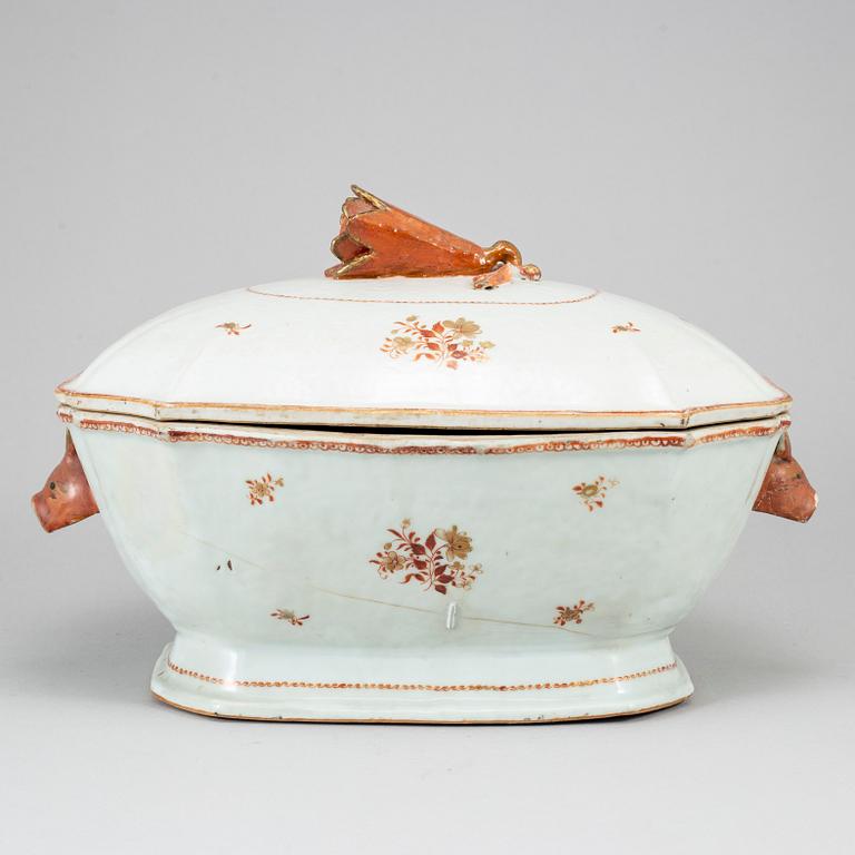 An enamelled tureen with cover, Qing dynasty, late 18th Century.