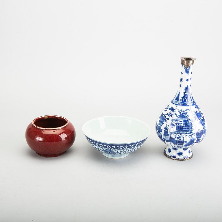 A Chinese porcelain 20th century vase and two bowls.