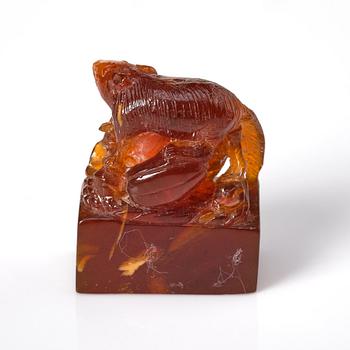 An amber brush washer and three miniature figurines, China, late Qing/early 20th Century.