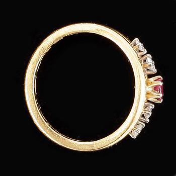 Ring, 23k guld, facettslipad rubin samt briljantslipade diamanter. Total vikt ca 10 g.