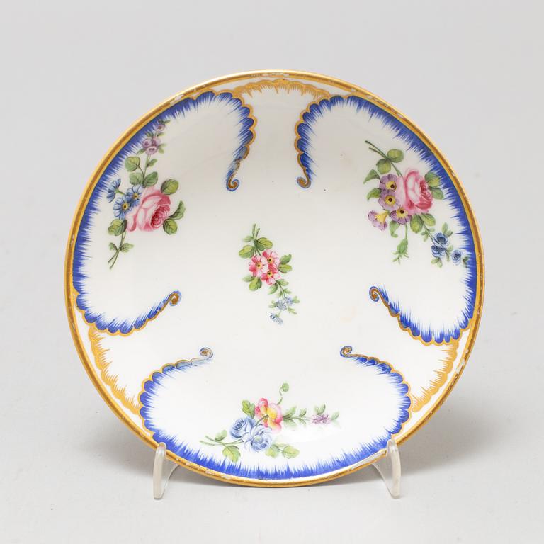 A pair of enamelled cups with dishes, France, Sèvres, 1780s.