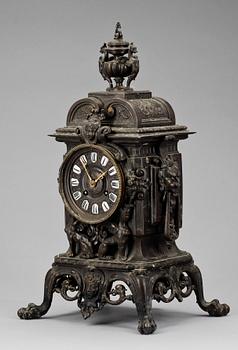 BORDSPENDYL, mörkpatinerad brons, Louis XIV-stil, urverk märkt Japy Frere, Paris, Frankrike, 1800-talets slut.