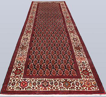 A Hamadan runner, approx. 420 x 114 cm.