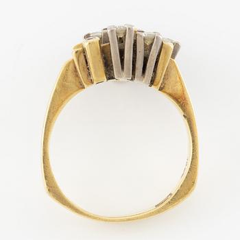 Ring, 18K guld med safir, gammal- och briljantslipade diamanter och rubiner.