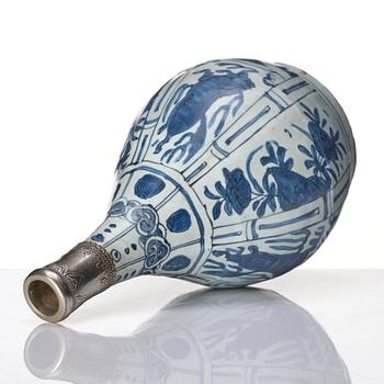 A blue and white kraak bottle, Ming dynasty, Wanli (1572-1620).