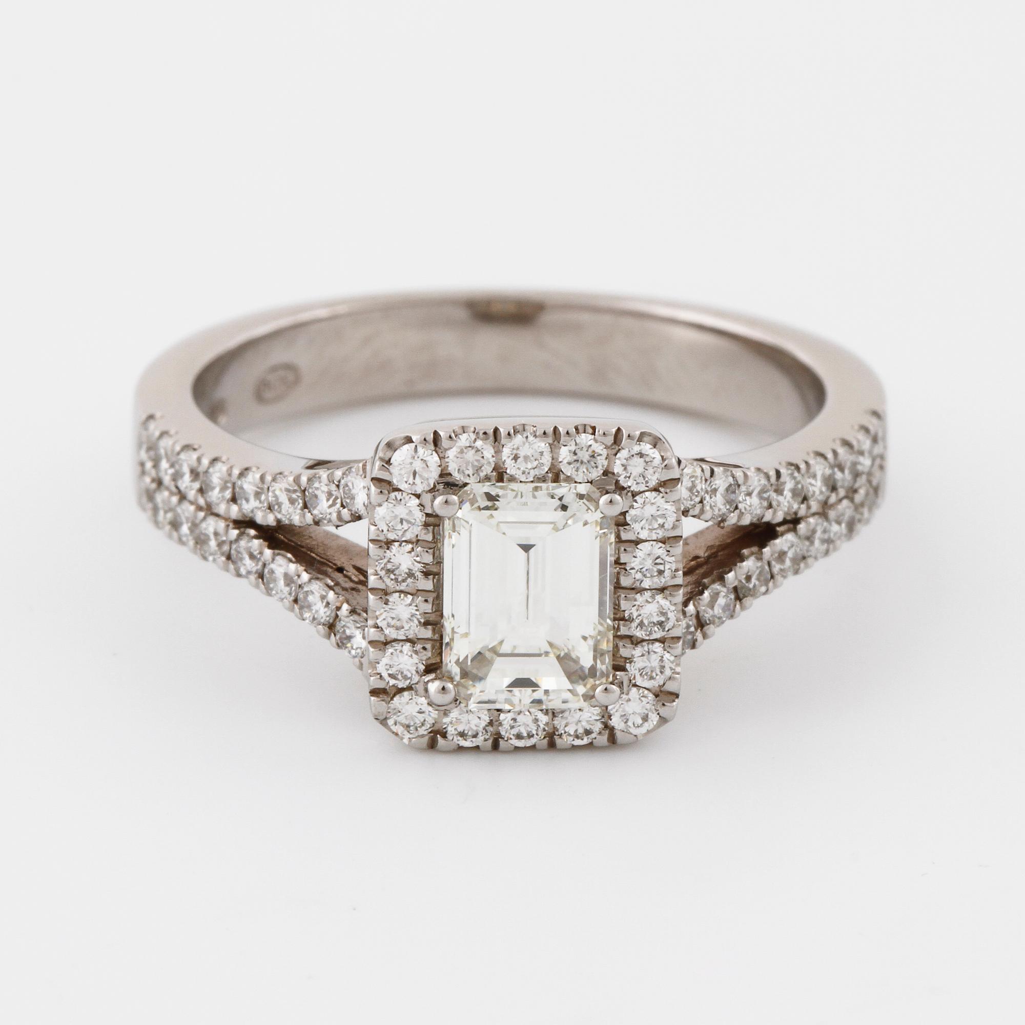 RING, med smaragdslipad diamant ca 0.75 ct samt briljantslipade diamanter totalt ca 0.50 ct.