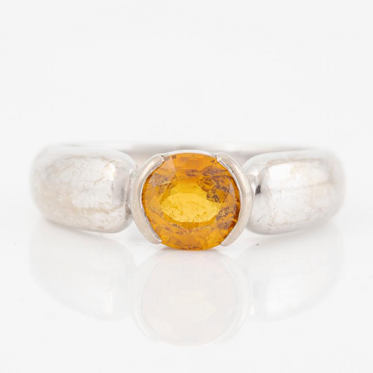 Ring 18K white gold with yellow sapphire.