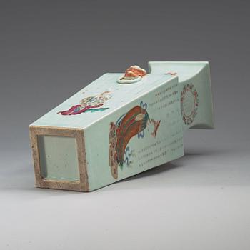 A famille rose vase, late Qing dynasty (1644-1912).