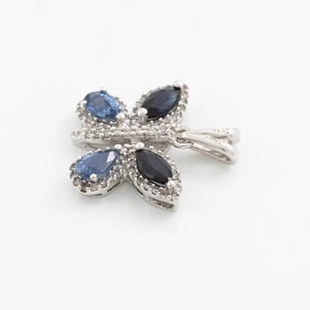 Hänge, 14K vitguld med navettslipade safirer och små diamanter i form av fjäril.