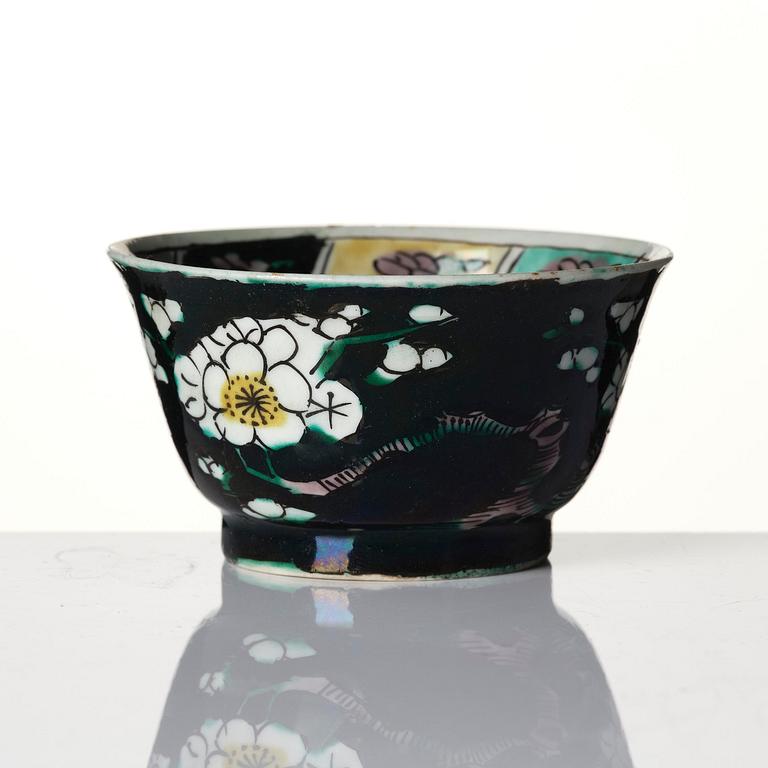 A famille noire cup with stand, Qing dynasty, Kangxi (1662-1722).