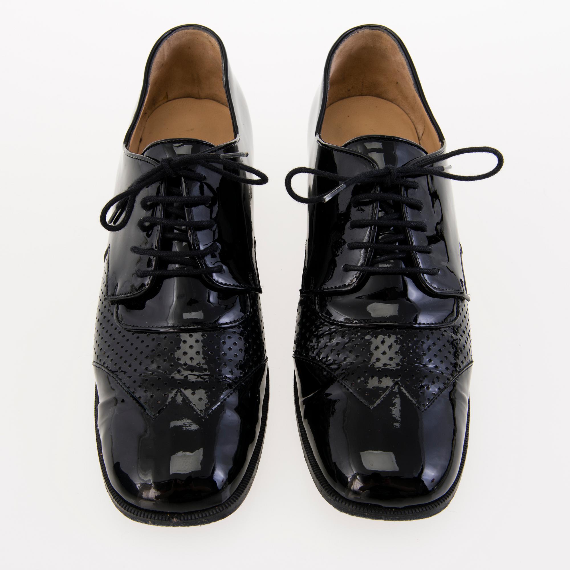 CHANEL Black Patent Leather Brogue Lace-up shoes in size 39.