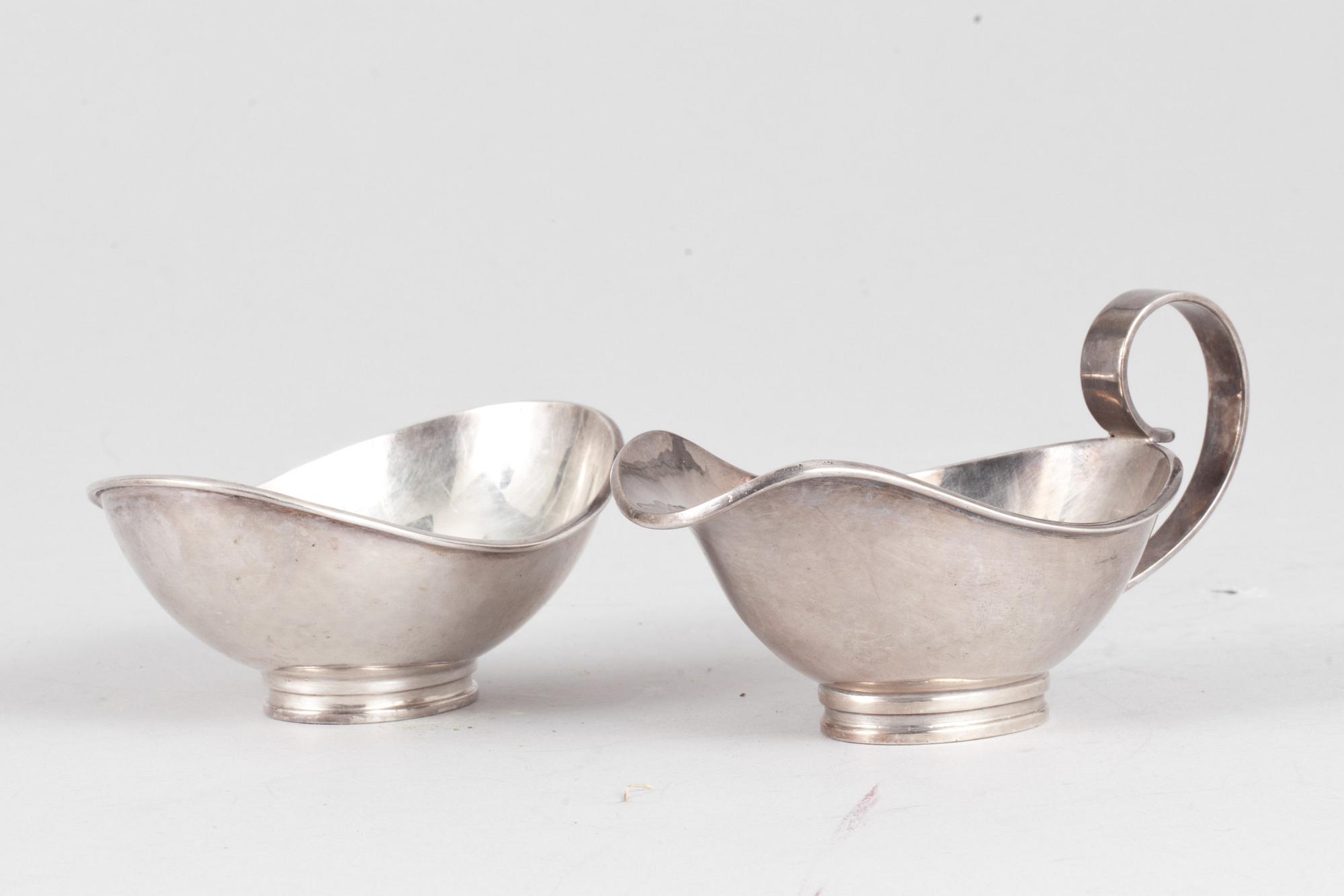 SOCKERSKÅL och GRÄDDKANNA, silver. Bl.a John Reutner, Ystad 1961. Tot 200g.
