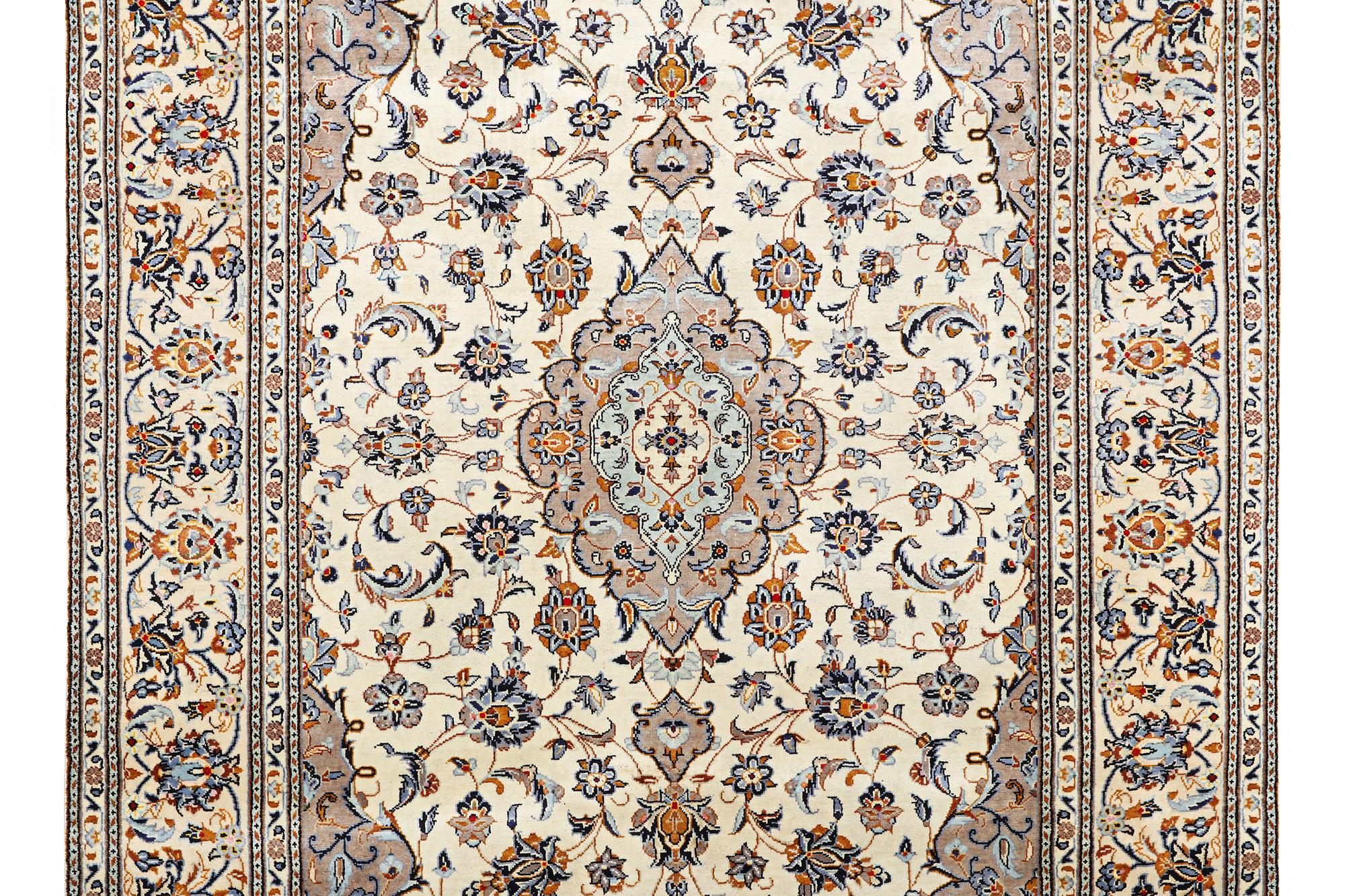A carpet, Kashan, ca 303 x 200 cm.