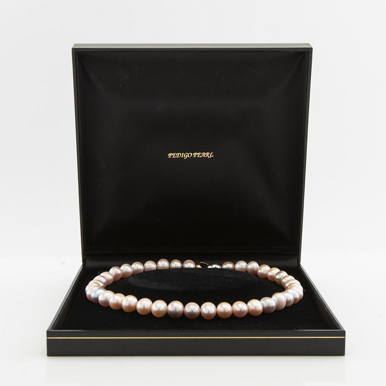 Necklace of cultured freshwater pearls with a clasp in 18K red and white gold from Georg Jensen & Wendel.