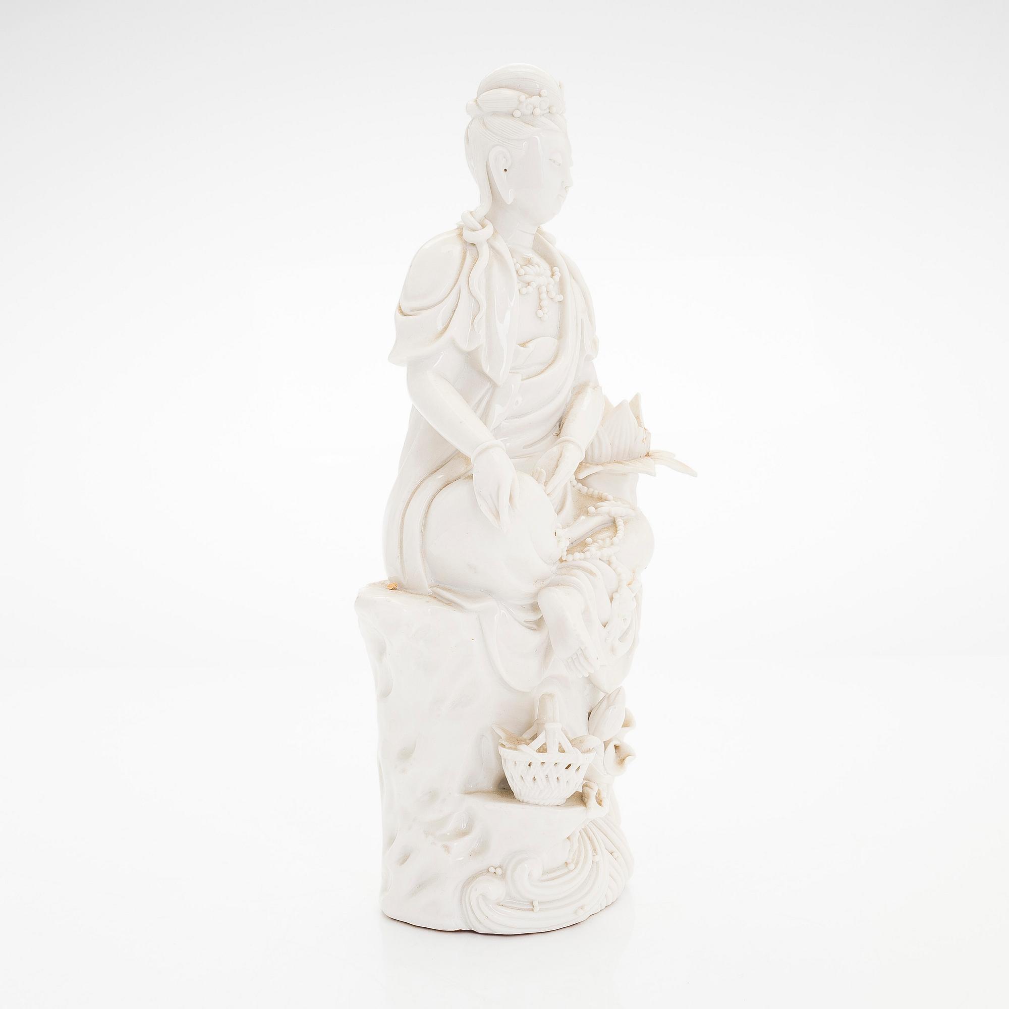 A blance de chine figure of Guanyin, Qing dynasty, 19th century.